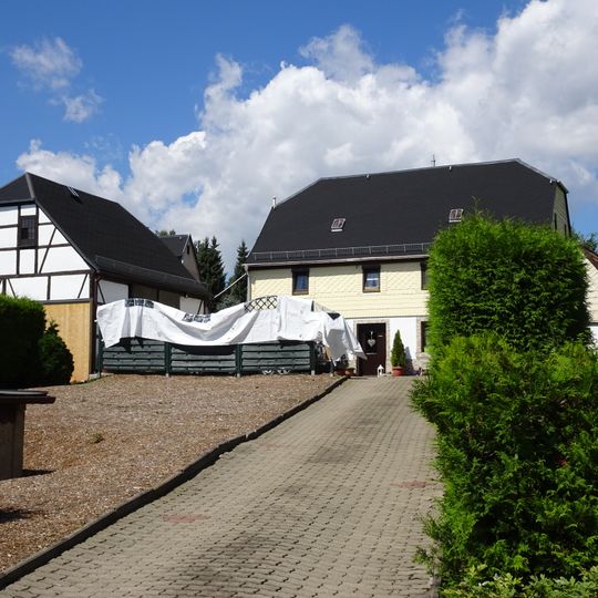 Häusleranwesen bestehend aus Wohnhaus und zwei Nebengebäuden Mittelbacher Dorfstraße 122