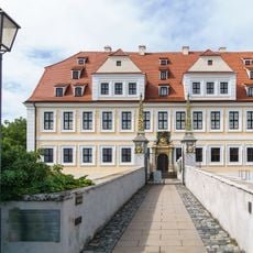 Einzeldenkmal der Sachgesamtheit Schloss Delitzsch : Brücke über den trockengelegten Wassergraben, flankiert von zwei Obelisken Schloßstraße 31