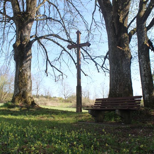 Lindengruppe mit Kreuz