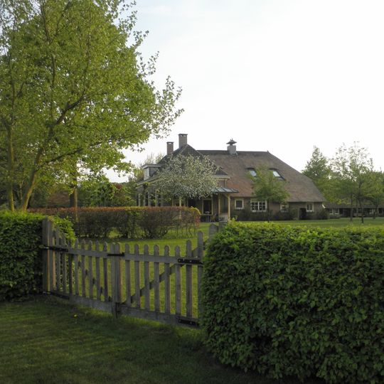 "Regen": boerderij op T-vormige plattegrond onder met pannen gedekt schilddak op het voorhuis. 12-delige vensters met luiken