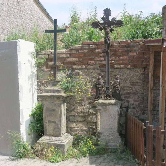 Kříže v Husově ulici v Kostomlatech pod Milešovkou