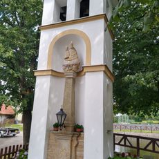 Zvonice se sochou Panny Marie Cellské ve Vrbici