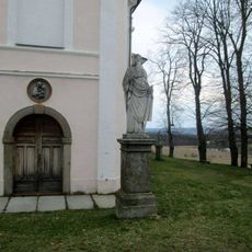 Socha svatého Petra před kostelem v Nalžovských Horách