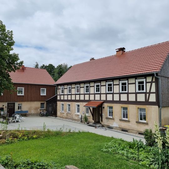 Wohnhaus , Nebengebäude und rückwärtiger Stall Mühlgutstraße 17