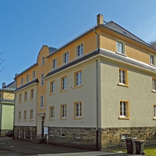 Genossenschafts-Wohnhaus in offener Bebauung Lindenstraße 3