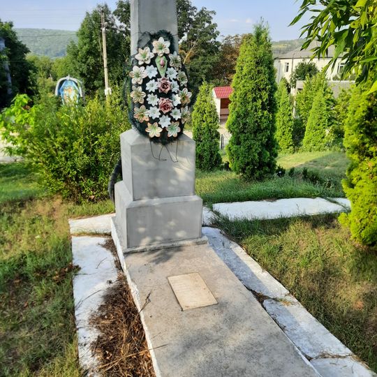 Monument la mormântul comun al ostașilor căzuți în 1944 și în memoria consătenilor căzuți în 1941-1945