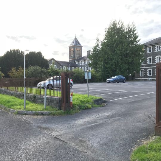 Gatepiers, gates and railings to S of St David's Hospital