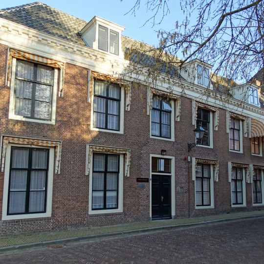 Langgerekt pand van acht venstertraveeën