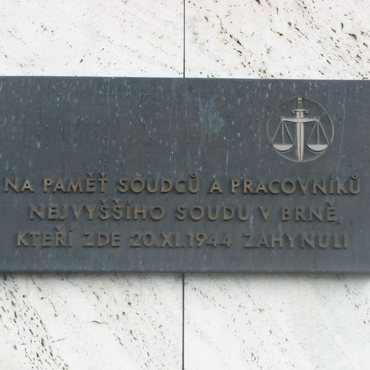 Pamětní deska obětem náletu na Paláci Morava v Brně