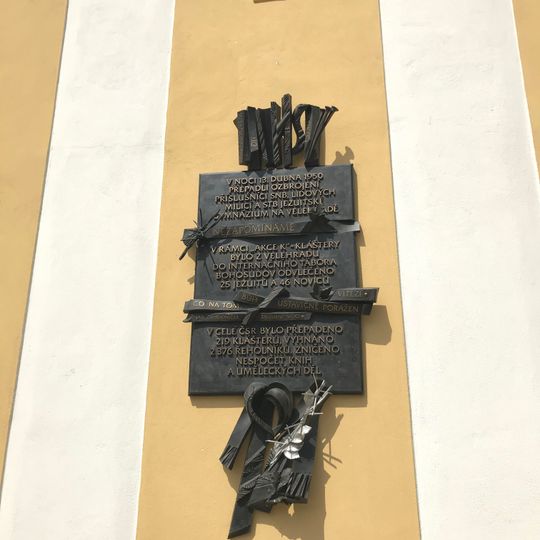 Pamětní deska obětem Akce K na budově gymnásia ve Velehradě