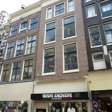 Pand met gevel onder rechte lijst