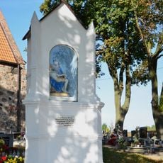 Kapliczka na cmentarzu przykościelnym w Cielętach