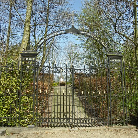 Toegangshek tot de begraafplaats, behorend bij het religieuze complex Johannes de Doper en gelegen op het westelijk deel van het complex