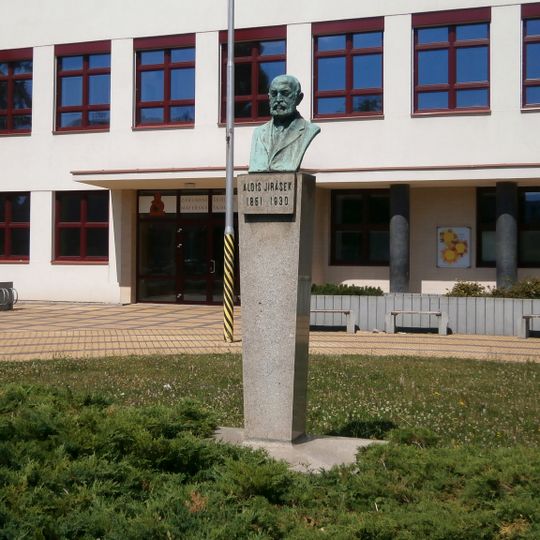 Pomník Aloise Jiráska před budovou ZŠ a MŠ Jiráskovo náměstí v Hradci Králové