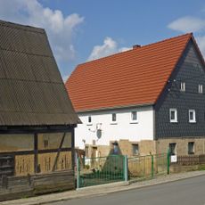 Wohnstallhaus und Scheune eines Bauernhofes Richard-Wagner-Straße 17