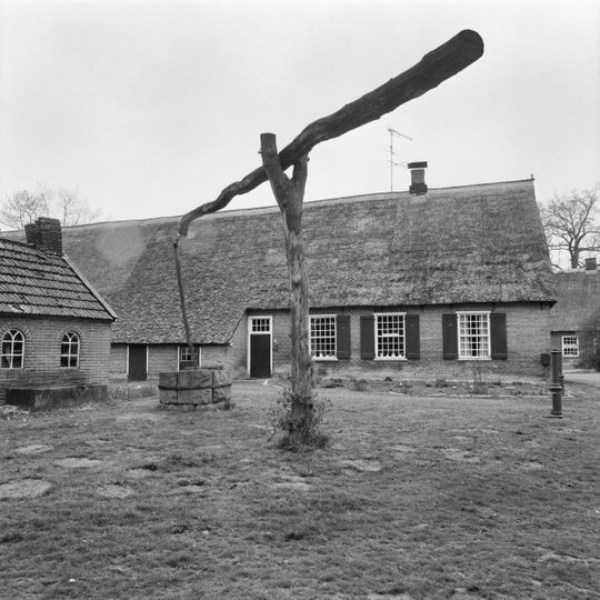 Boerderij met achterbaander, put