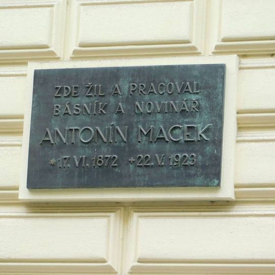 Pamětní deska Antonína Macka v Mánesově ulici v Praze