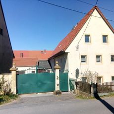 Wohnstallhaus, Seitengebäude und Toreinfahrt eines Vierseithofes Brösgen 3