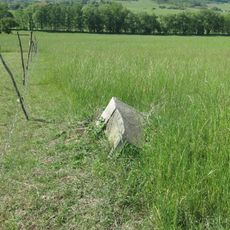 Kříž v lukách severně od Krásného Dvorečku