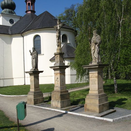 Dvě sousoší Ukřižování a dva krucifixy