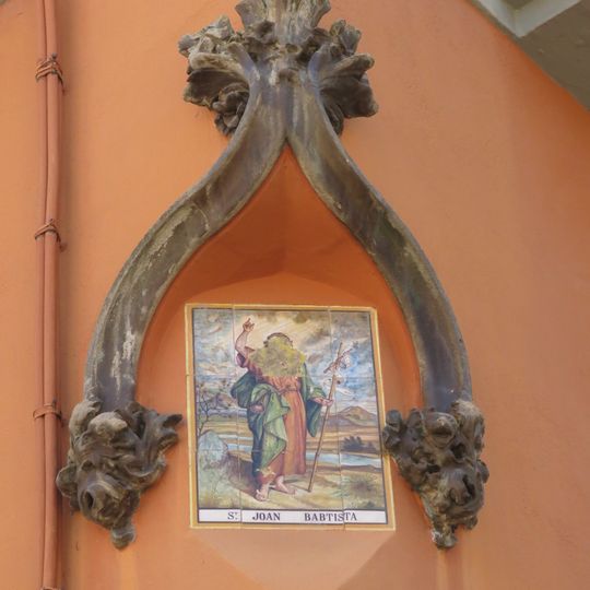 Majòlica a l'edifici dels carrers Sant Jaume i Trinitat