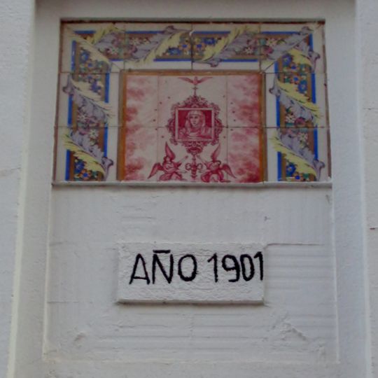 Retablo cerámico de la Virgen de la Luz en la calle Santos de la Piedra 10