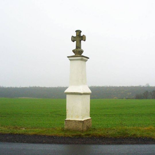 Kříž u silnice severně od Zeměch