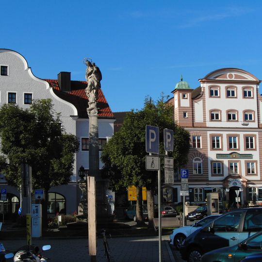 Mariensäule und Kriegerdenkmal