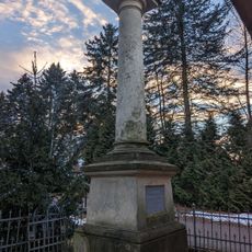 Obelisk z figurą Matki Boskiej