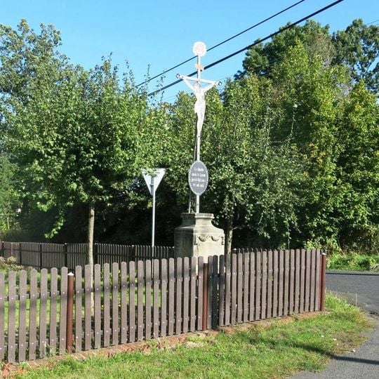 Kříž na rohu ulic Truhlářská a Vrchlického ve Varnsdorfu
