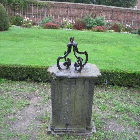 Zonnewijzer in de grote moestuin