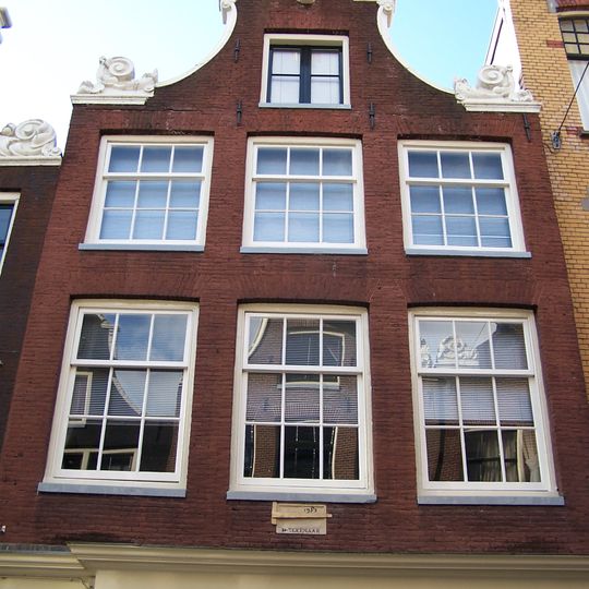 Pand met klokgevel met erkervormige uitstalkasten en snijraam in de winkelpui