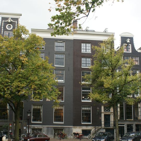 Pand met brede gevel van twee vensterassen onder rechte lijst