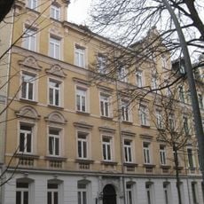 Mietshaus in geschlossener Bebauung Klarastraße 41