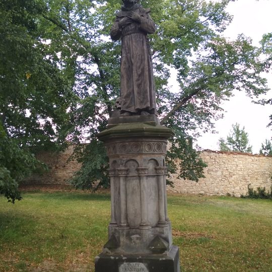 Socha svatého Františka z Assisi u kláštera bosých karmelitánů ve Slaném