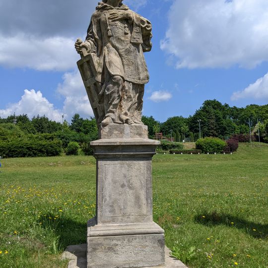 Socha svatého Vavřince u silnice k zámku Sychrov