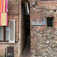 Te ulice są tak wąskie, że można iść tylko jedna osoba naraz.