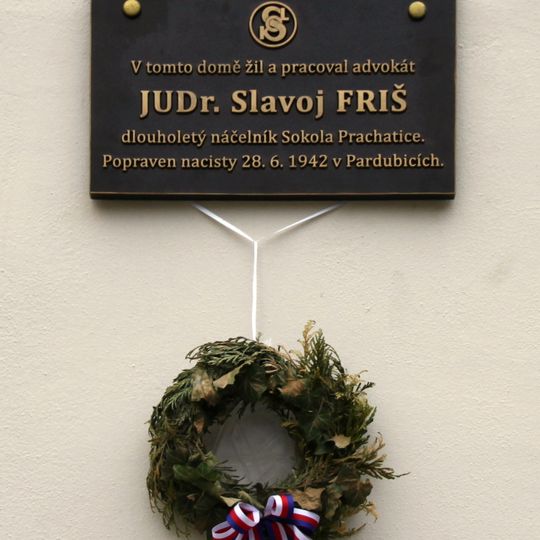 Pamětní deska Slavoje Friše na náměstí v Prachaticích