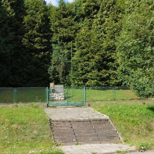 Místo popravy J. Filipa, V. Juránka a M. Pavlíka s pomníkem