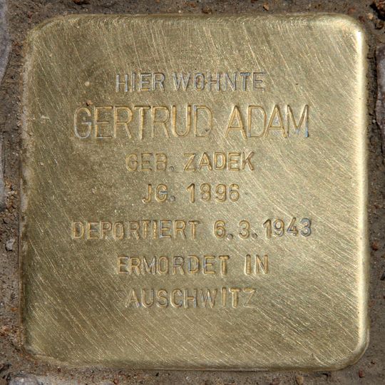 Stolperstein en memoria de Gertrud Adam