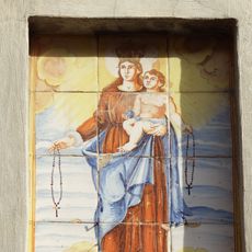 Ceramic panel of Our Lady of the Rosary at 18 Benlliure street