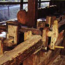 Brettersäge samt zugehörigem Gebäude