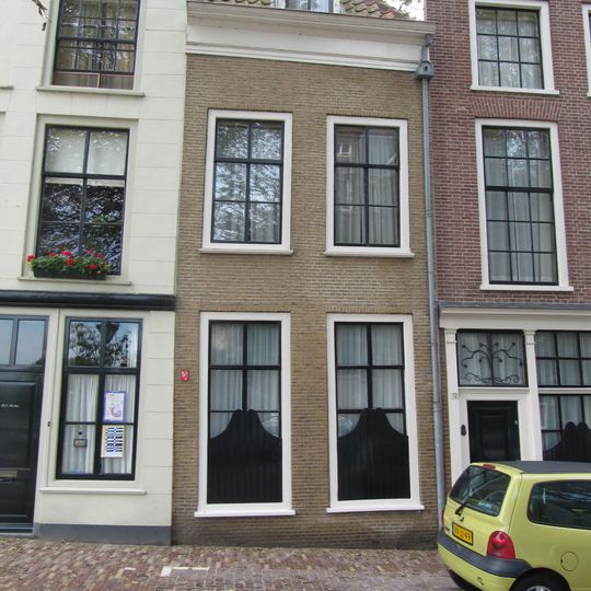 Pand met lijstgevel met empire ramen en dakvenster in het schilddak