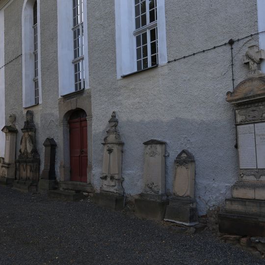 Einzeldenkmale der Sachgesamtheit Dorfkirche und Friedhof Friedersdorf: Kirche Oberfriedersdorf, sechs Grabmale an der südöstlichen Kirchenwand, zwei Torsäulen nordwestlich der Kirche, Treppenaufgang mit zwei Pfeilern zum neuen Friedhof, zwei Gruf