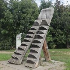 Dřevěná plastika na Tělovýchovné ulici