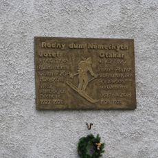 Pamětní deska bratrů Německých na domě Palackého náměstí 34 v Novém Městě na Moravě