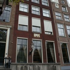 Huis waarvan de gevel is beëindigd door een rechte lijst