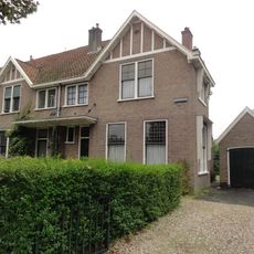 Vier middenstandswoningen in het Sonsbeekkwartier