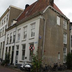 Huis onder hoog afgewolfd zadeldak