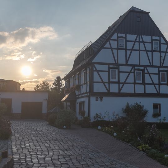 Wohnhaus und Handschwengelpumpe Kieselhausenstraße 17